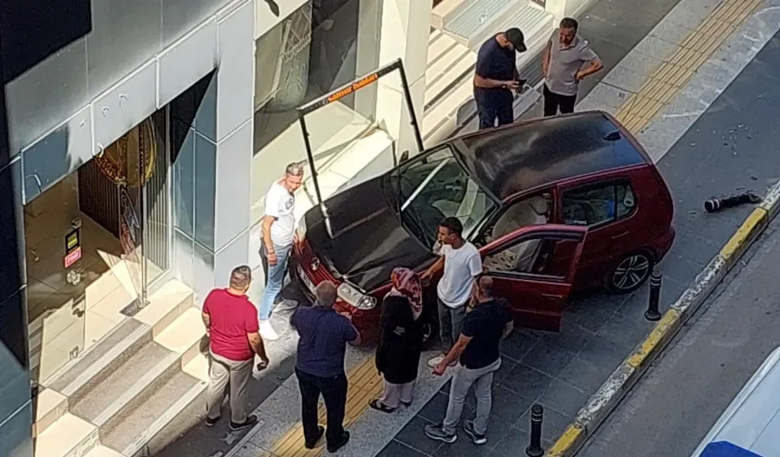 Otomobiliyle iş yerine daldı!