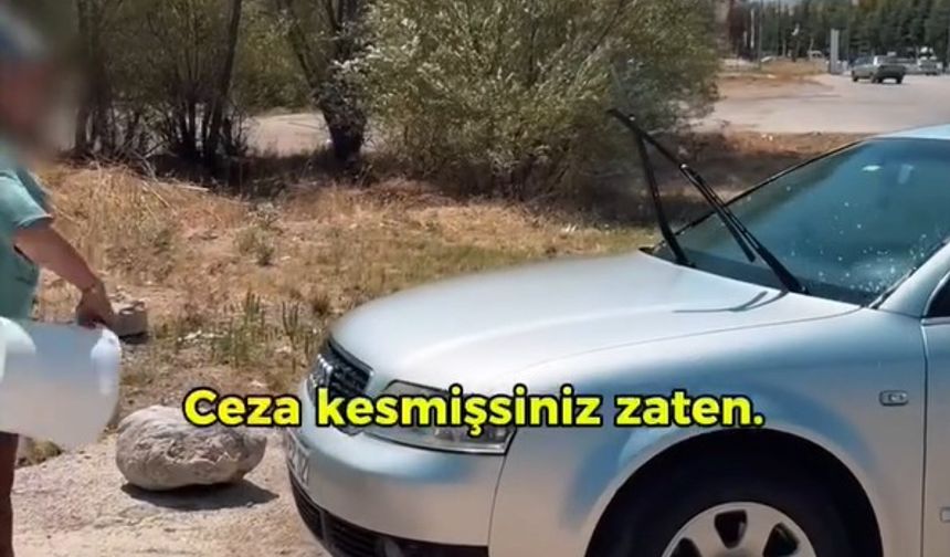Pişkinliğin böylesi: Uyarıya rağmen arabasını yıkamaya devam etti!