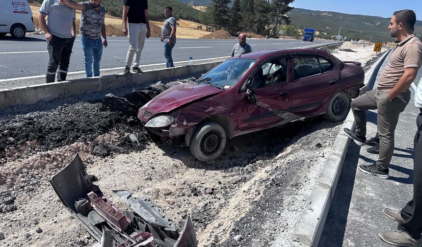 Orta refüje çarpan otomobilin  sürücüsü yaralandı