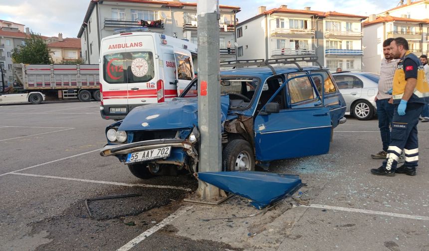Otomobil aydınlatma direğine çarptı: 2 yaralı