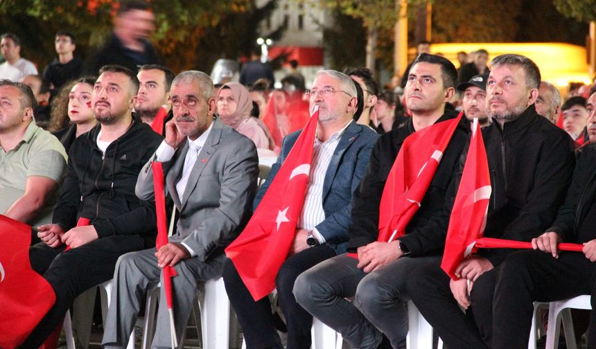 Çorum'da yüzlerce vatandaş ellerindeki Türk bayraklarıyla ‘12 Dev Adam'ı destekledi