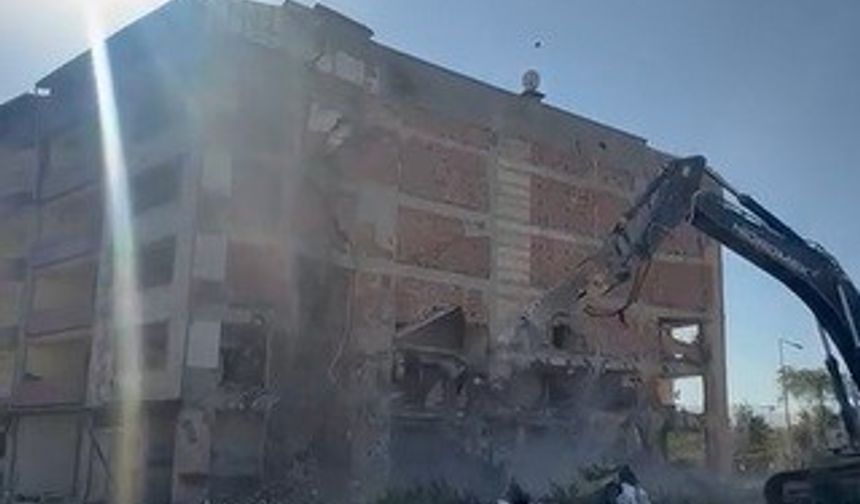 İş makinası, üzerine doğru yıkılan 6 katlı binanın altında kalmaktan saniyelerle kurtuldu