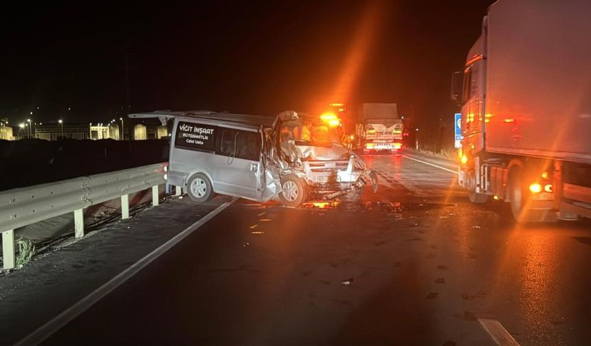 İş makinasına çarpan minibüs şoförü yaralandı