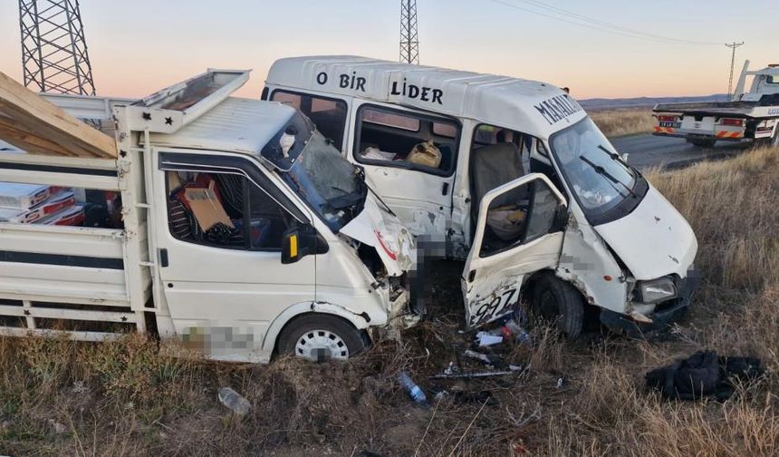 Çorum'da minibüs kamyonetle çarpıştı: 4 yaralı
