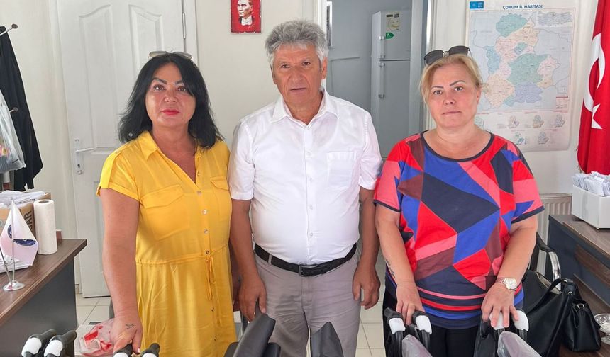İki yardımsever kadının engelli arabası hediyeleri