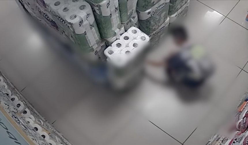 Bir çocuğun markette peçeteleri yakma anı  güvenlik kameralarınca kaydedildi