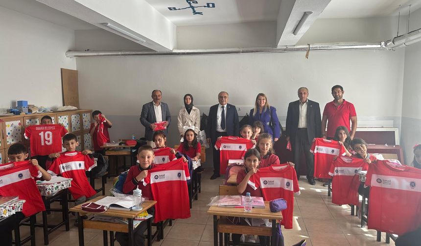 Dodurga Belediye Başkanı Çetinkaya öğrencilere forma hediye etti