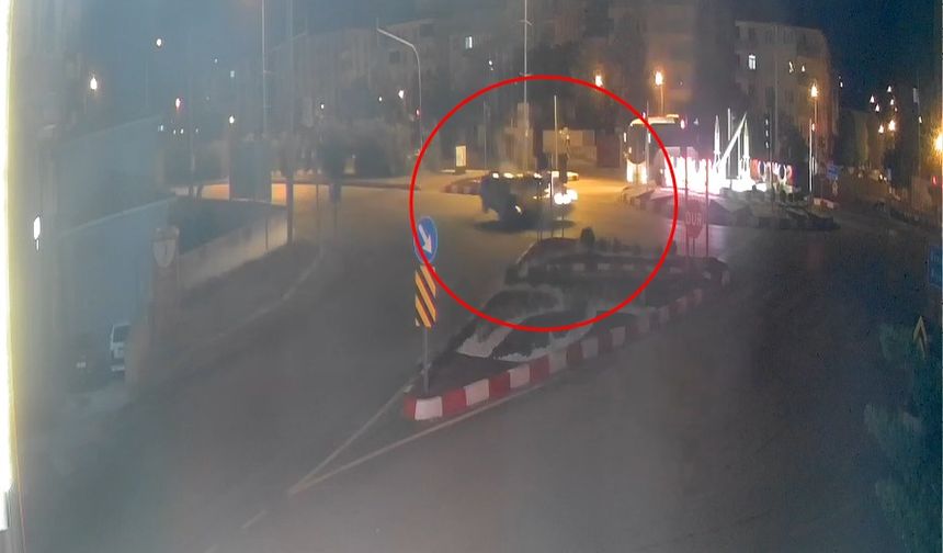 Kaza geliyorum dedi! Çorum'da 2 sürücünün yaralandığı kaza kamerada
