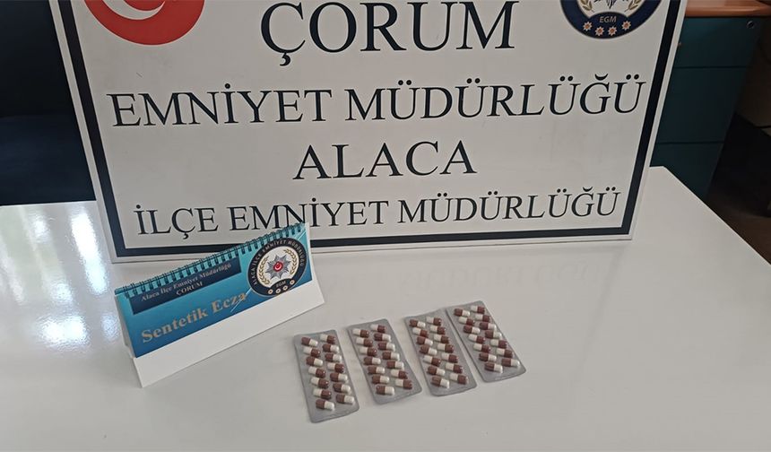 Polisin durdurduğu şahısların üzerinden  56 adet sentetik ecza hapı çıktı