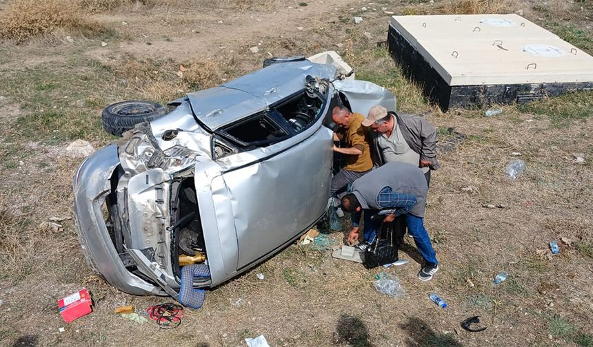 Düğün konvoyundaki  araç kontrolden çıkarak takla attı