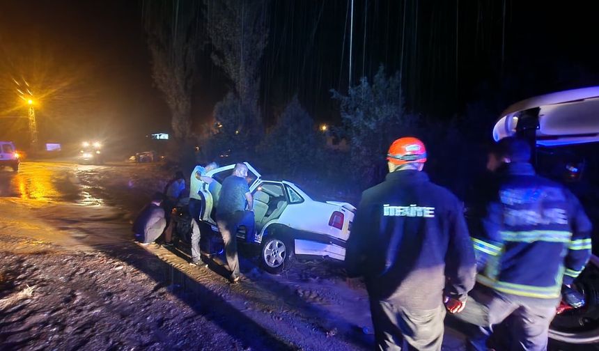 Sağanak sonrası çamura  saplanan araç mahsur kaldı