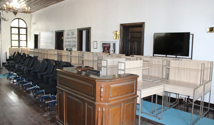 35 öğrenciye çalışma  masası hediye edildi