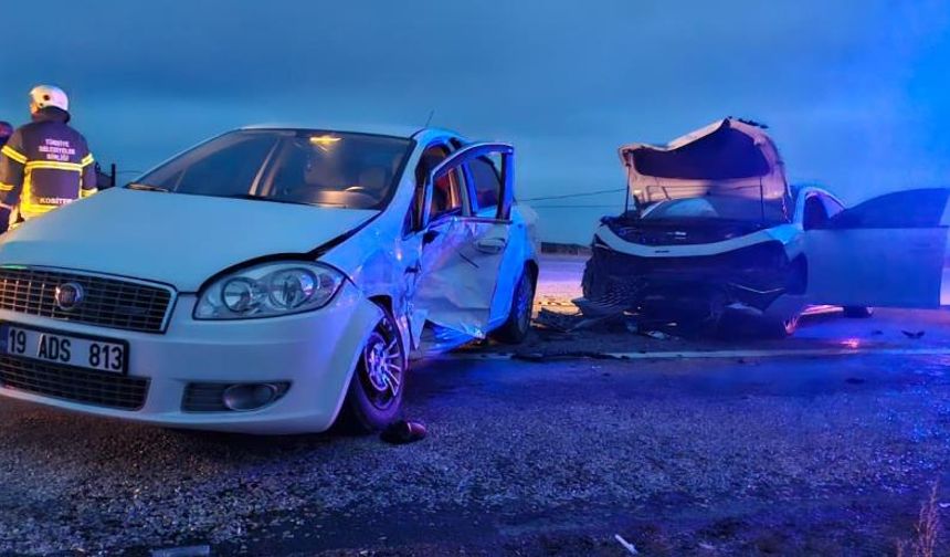Çorum'da iki otomobil çarpıştı: 3 yaralı