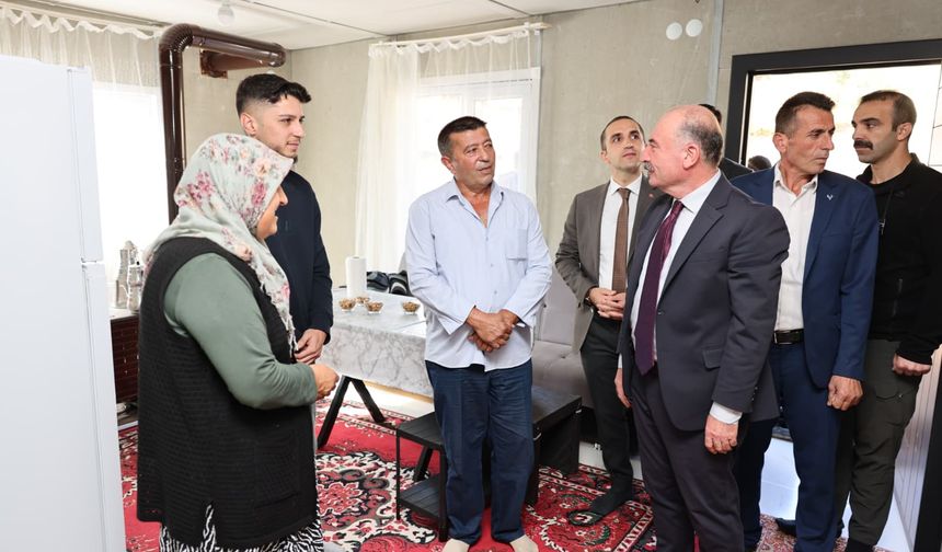 Yangında evlerini kaybeden  aileler yeni evlerine kavuştu