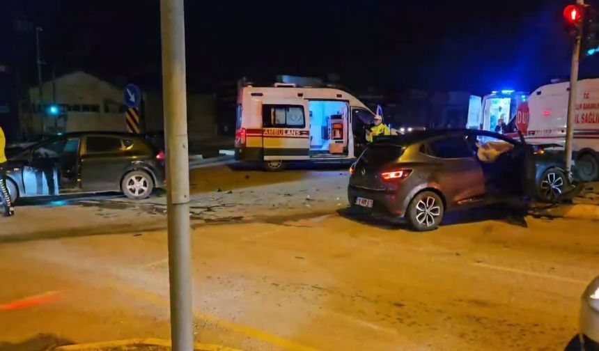 Çorum’da polis otosu ile otomobil çarpıştı: 2’si polis 4 yaralı