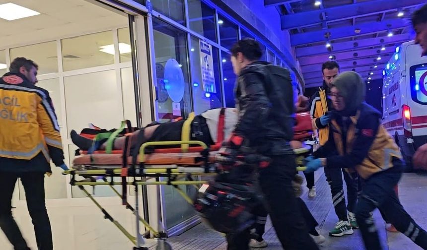 Motosiklet ile otomobil çarpıştı: Motosiklet sürücüsü yaralandı