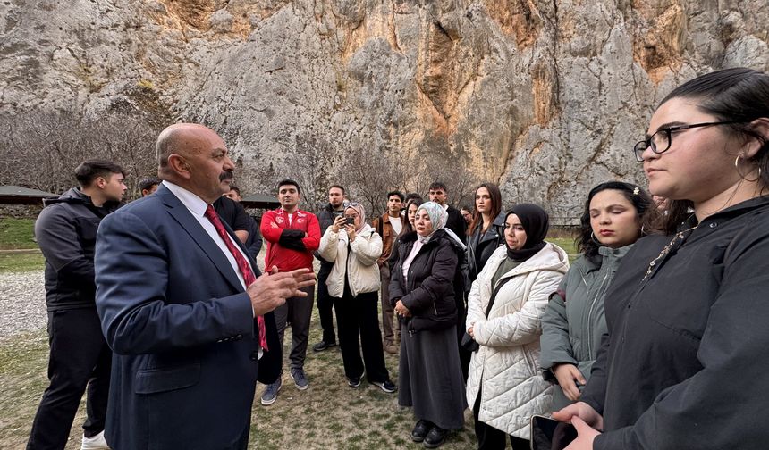 Üniversiteli gençler Ortaköy’ü gezdi