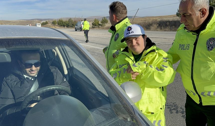 Özel öğrenciler polislerle  trafik uygulaması yaptı