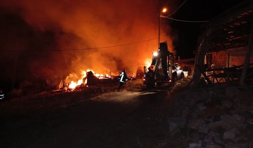 Alevlere teslim olan ev, samanlık ve balyalar küle döndü