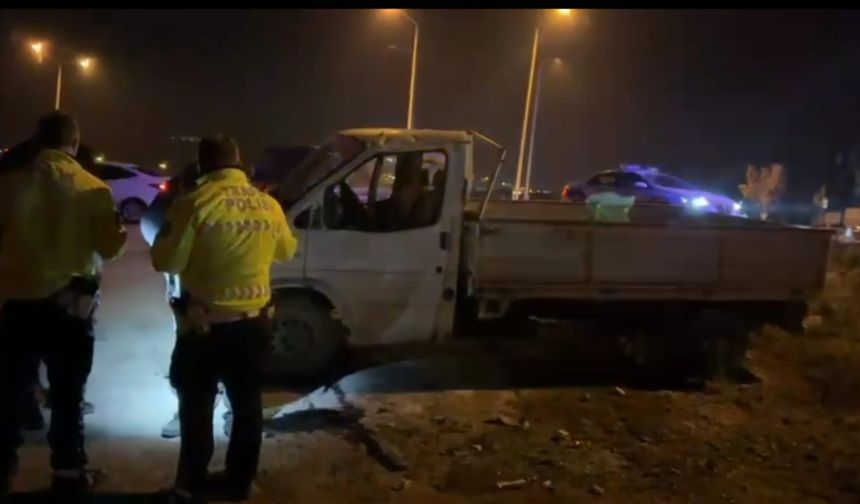 Kontrolden çıkan kamyonet takla attı