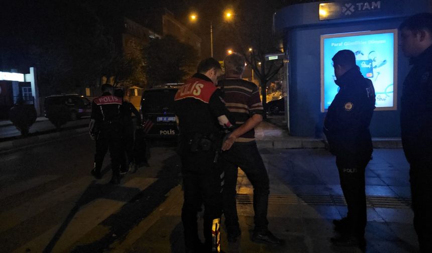 Kavga eden çifti ayırmak isterken hedef oldu