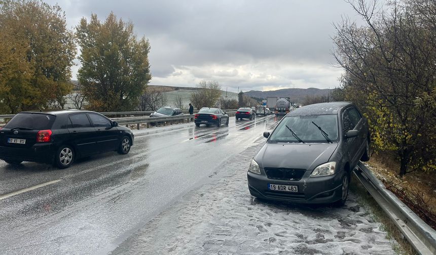Çorum'da dolu yağışı zincirleme kazaya yol açtı: 9 yaralı