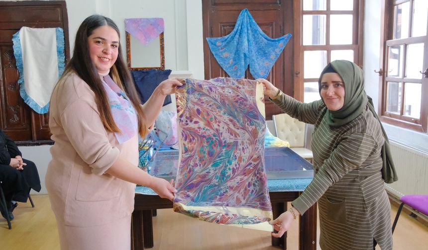 Çorum'da eskiyen kıyafetler ebru desenleriyle yenileniyor