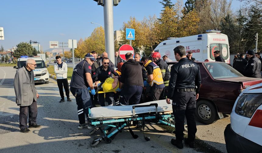 Çorum’da iki otomobil çarpıştı: Yolcu araçta sıkıştı