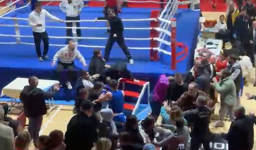 Boks turnuvasında kavga ring dışına  taştı, yumruklar havada uçuştu