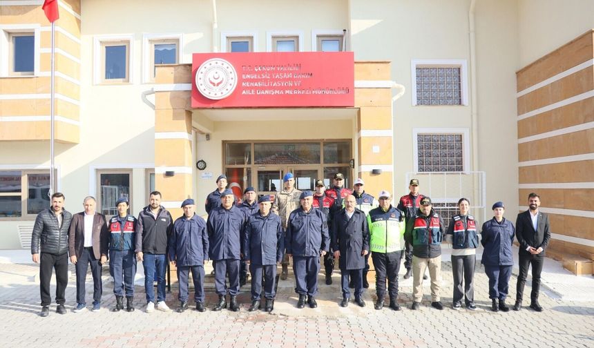 Jandarma ekipleri ve Aşık  özel bireylere moral aşıladı