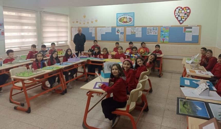 Atasözlerini görsellerle anlattı