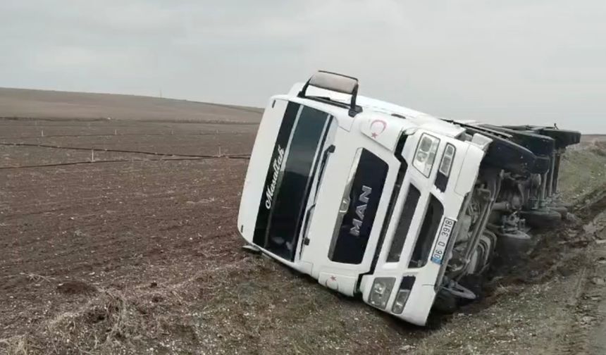 Çorum’da yoldan çıkan tanker yan yattı: 1 yaralı