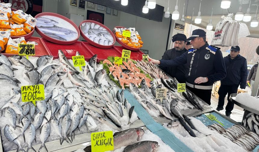 Balık tezgâhlarına zabıtalardan sıkı denetim
