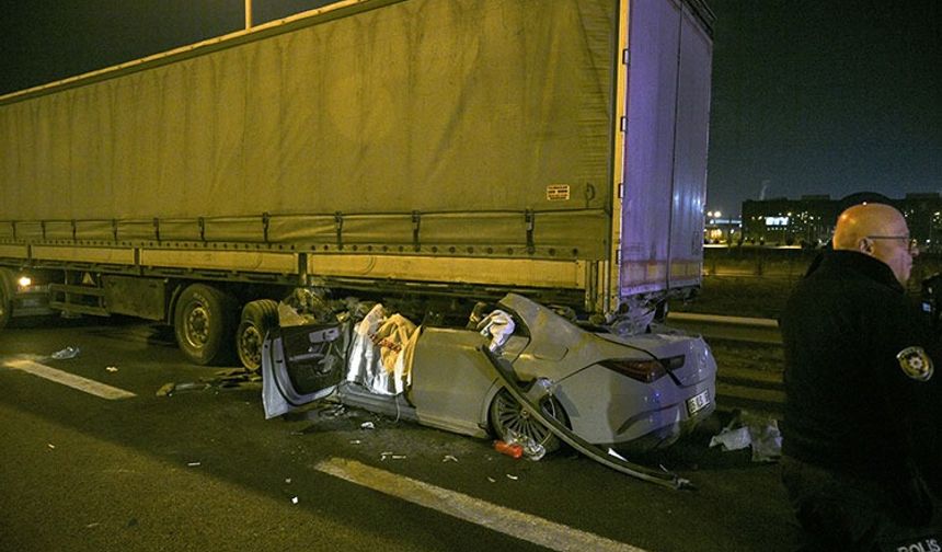 TIR’a çarpan otomobildeki 2 kişi öldü, 1 kişi ağır yaralandı