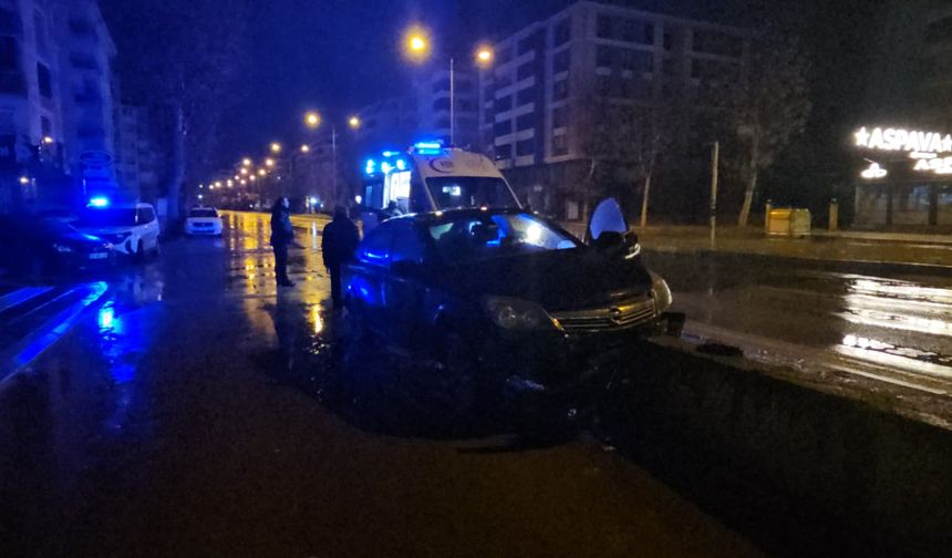 Çorum’da refüje çarpan otomobildeki 3 kişi yaralandı