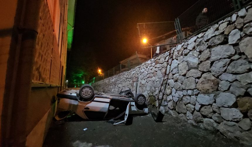 Çorum’da otomobil okul bahçesine uçtu: 2 yaralı