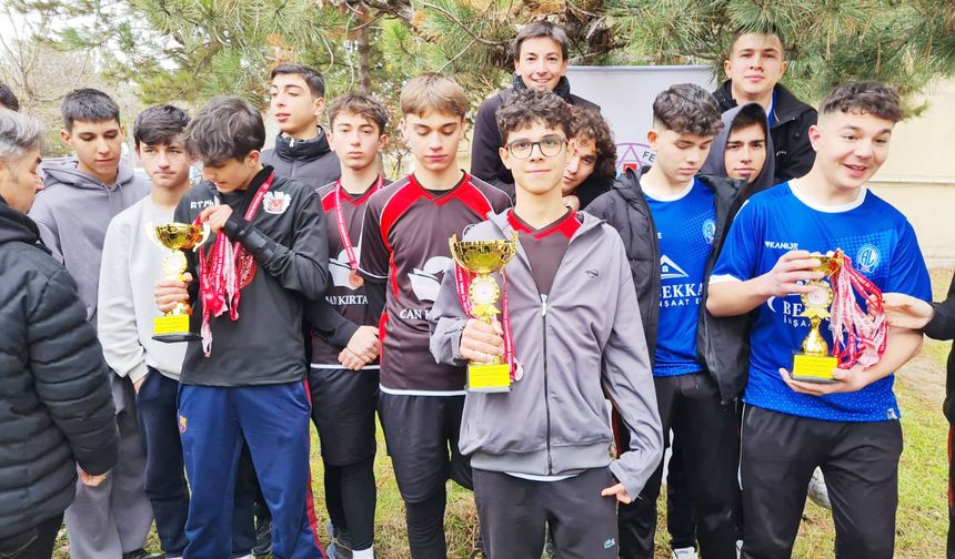 Alacalı oryantiringciler  takım halinde zirvede