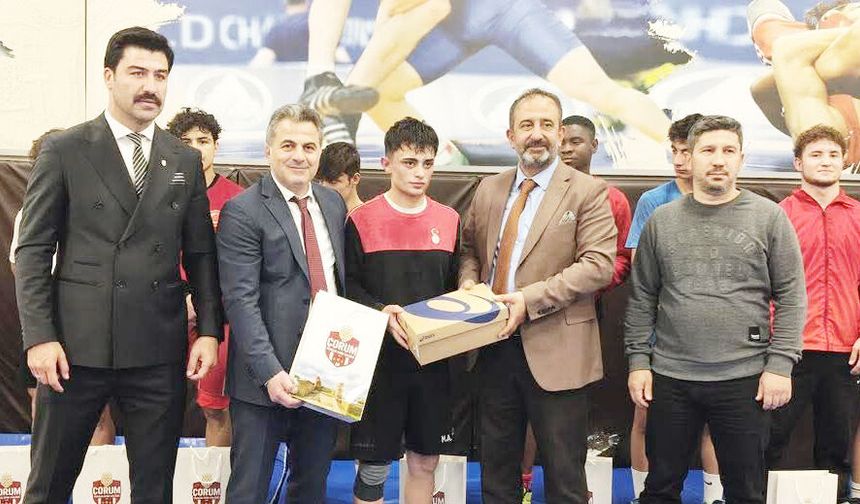 Çorum Belediye’nin yıldız  güreşçilerine malzeme desteği
