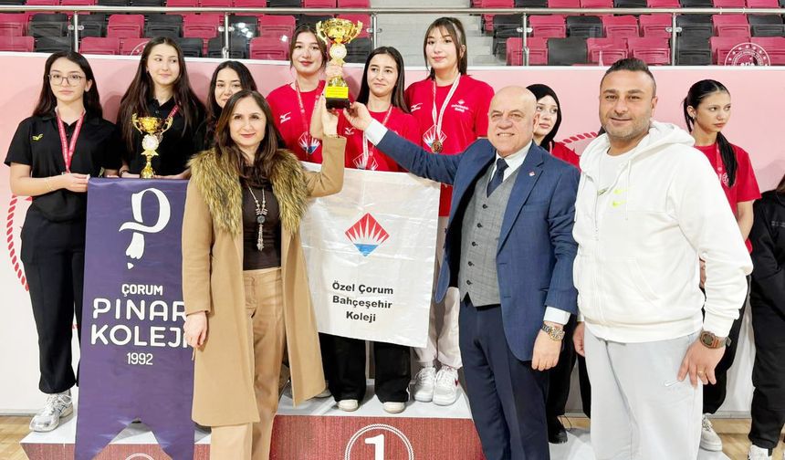 Genç raketlerin şampiyonları TED ve Bahçeşehir oldu