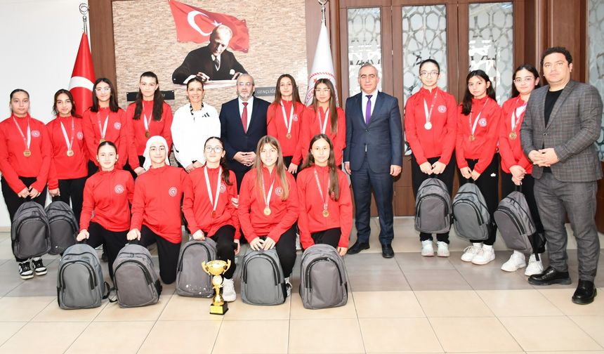 Çağlar, Mehmet Akif’in sultanlarını ödüllendirdi