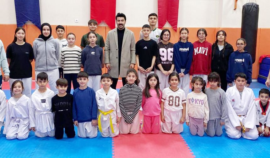 Velidedeoğlu’ndan tekvandoculara ziyaret