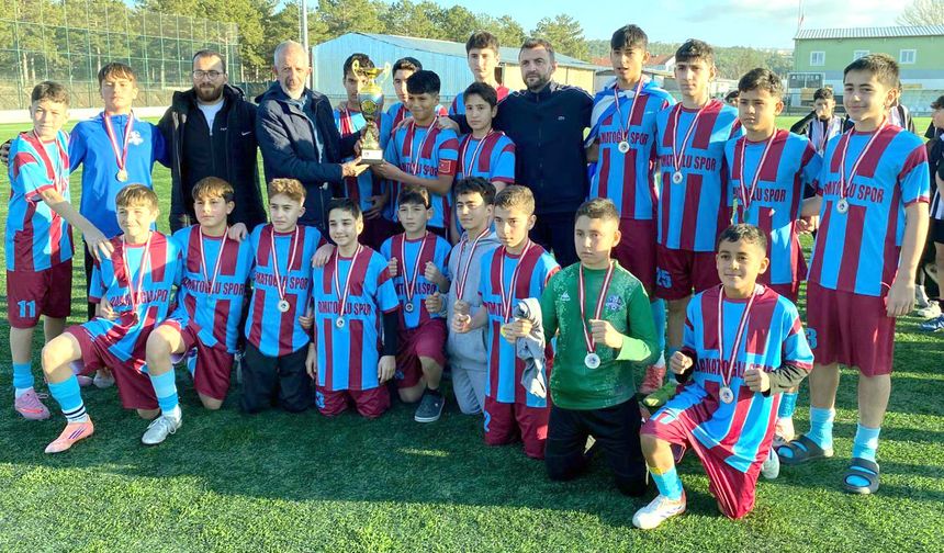 U14'ün şampiyonu Vefaspor kupasını aldı