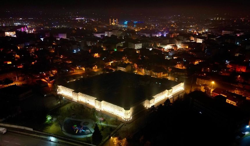 Tarihi Çorum Kalesi ışıl ışıl