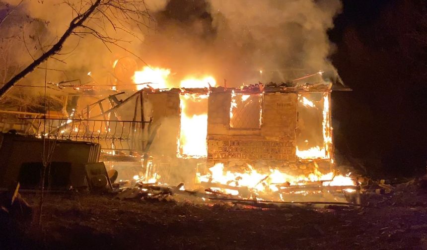 Çıkan yangın ev ve  depoyu kullanılamaz hale getirdi