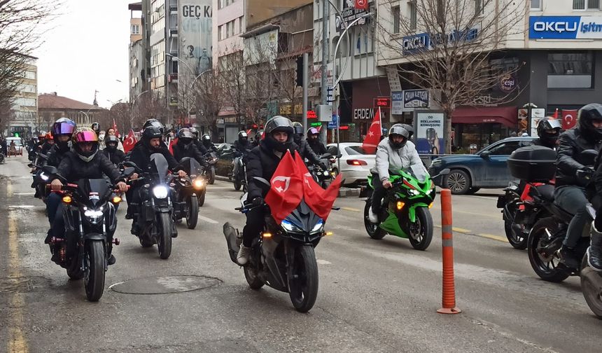 Motosiklet tutkunları bayrağımıza sahip çıktı
