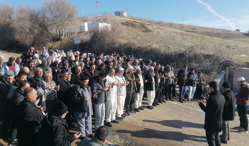 Aynı köyden 48 kişi  birlikte umreye gitti