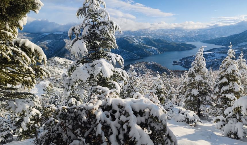 Obruk Barajı Gölü'nün  çevresi karla kaplandı