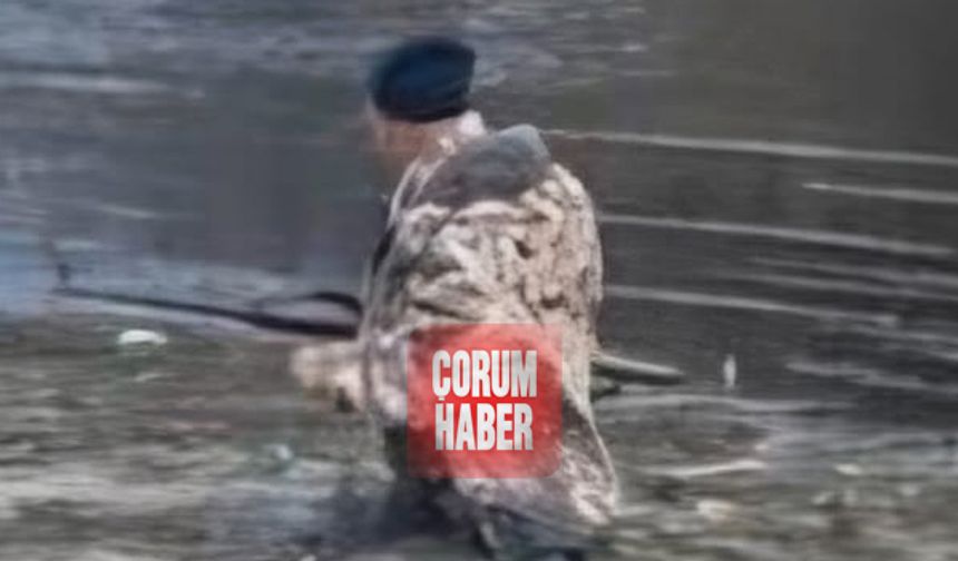 Ördek avlarken çamura saplandı