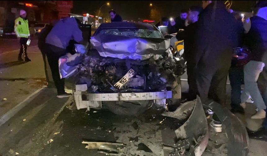 Otomobilin çekiciye arkadan çarptığı kazada ölümden döndü