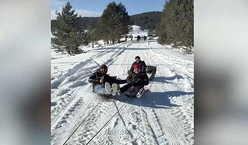 Karda lastiklerle kaydılar! Görüntüler gülümsetti
